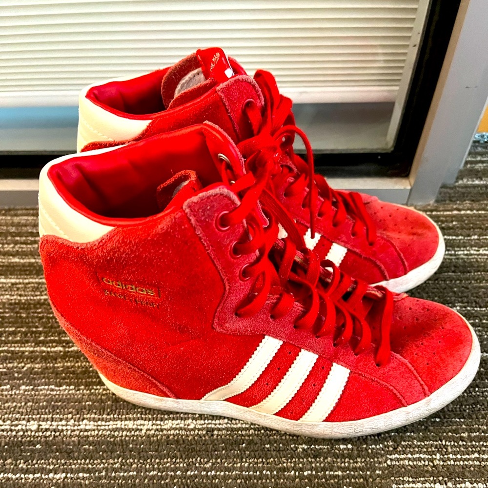 Red Suede High Heeled High Top Basket Profi Sneakers